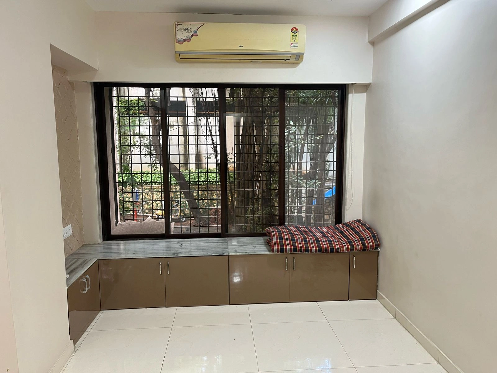 Single Room Girls only Flat for PG in Nilgiri , Goregaon East