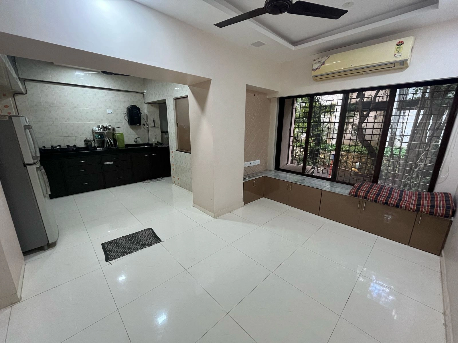 Single Room Girls only Flat for PG in Nilgiri , Goregaon East