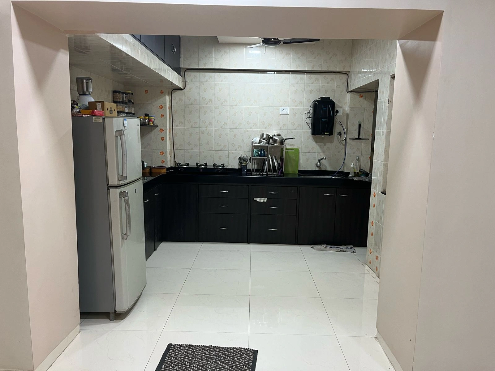 Single Room Girls only Flat for PG in Nilgiri , Goregaon East