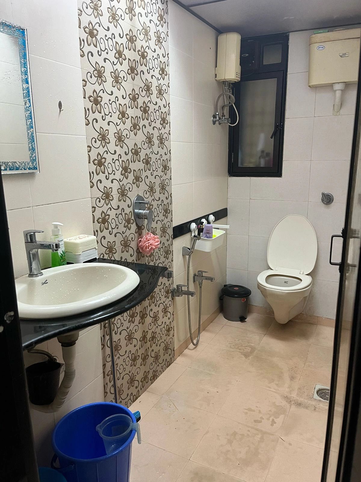 Single Room Girls only Flat for PG in Nilgiri , Goregaon East