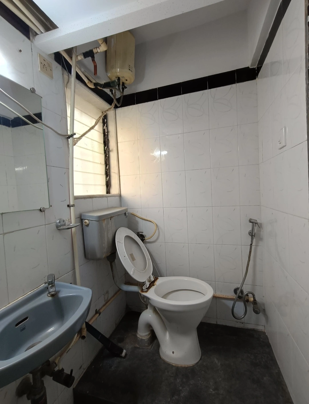 2 BHK Flat for Rent in Dheeraj Ganga Society , Malad West