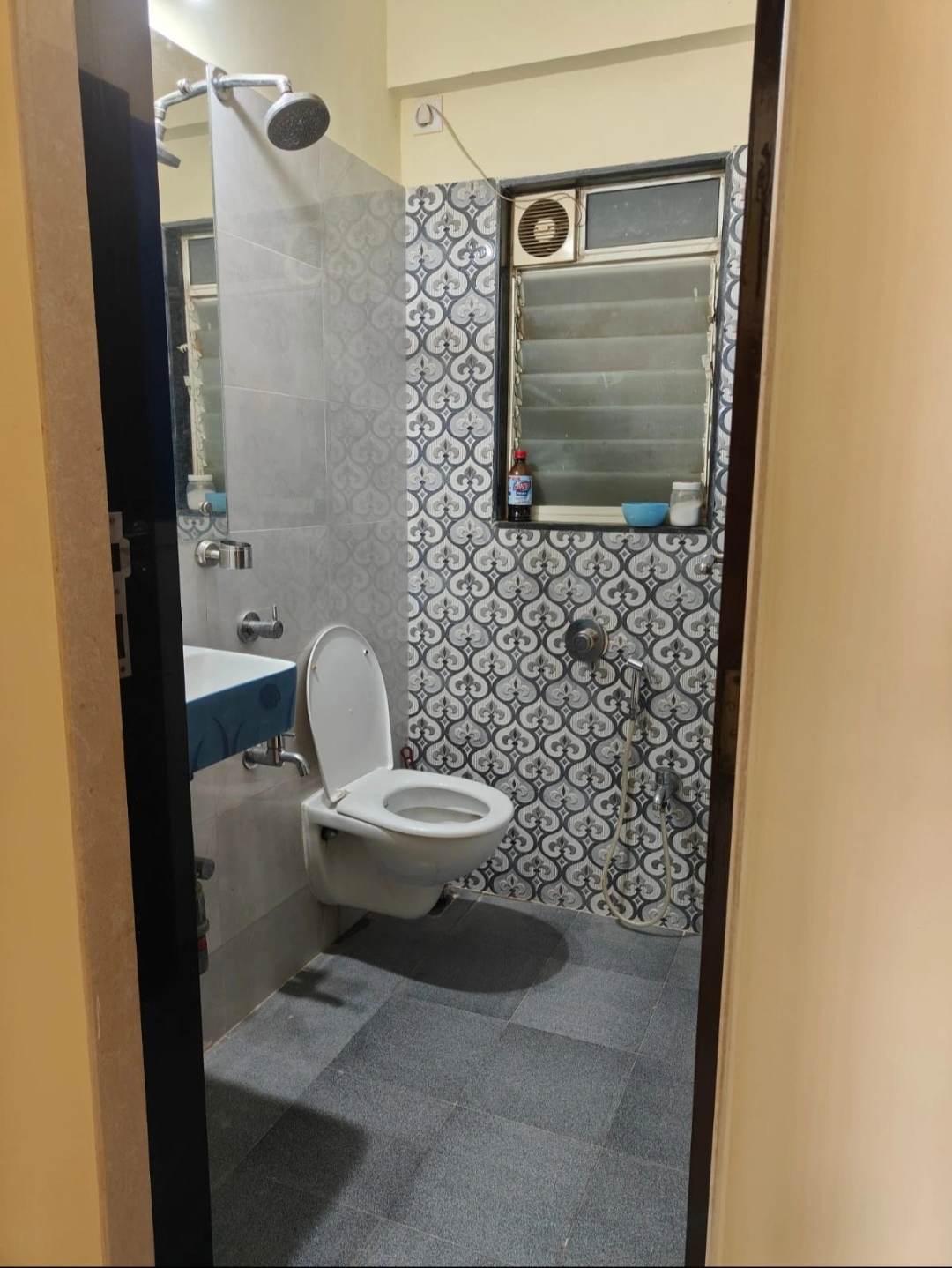 2.5 BHK Flat for Rent in Rustomjee Ozone, Goregaon West
