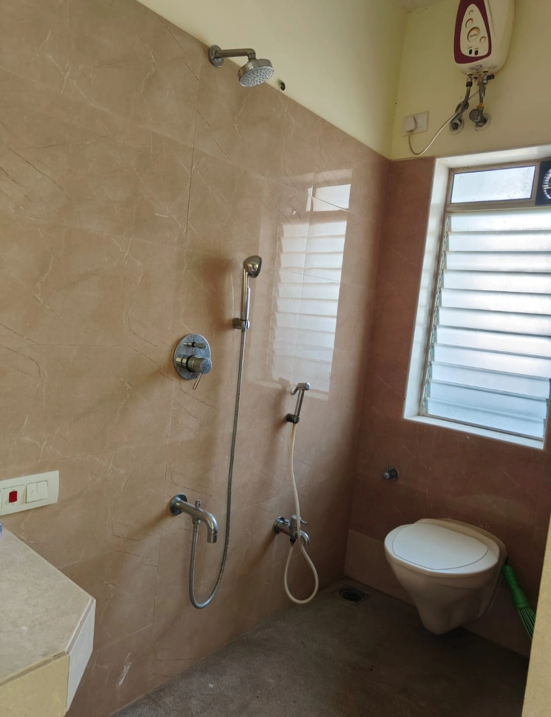 2.5 BHK Flat for Rent in Rustomjee Ozone, Goregaon West