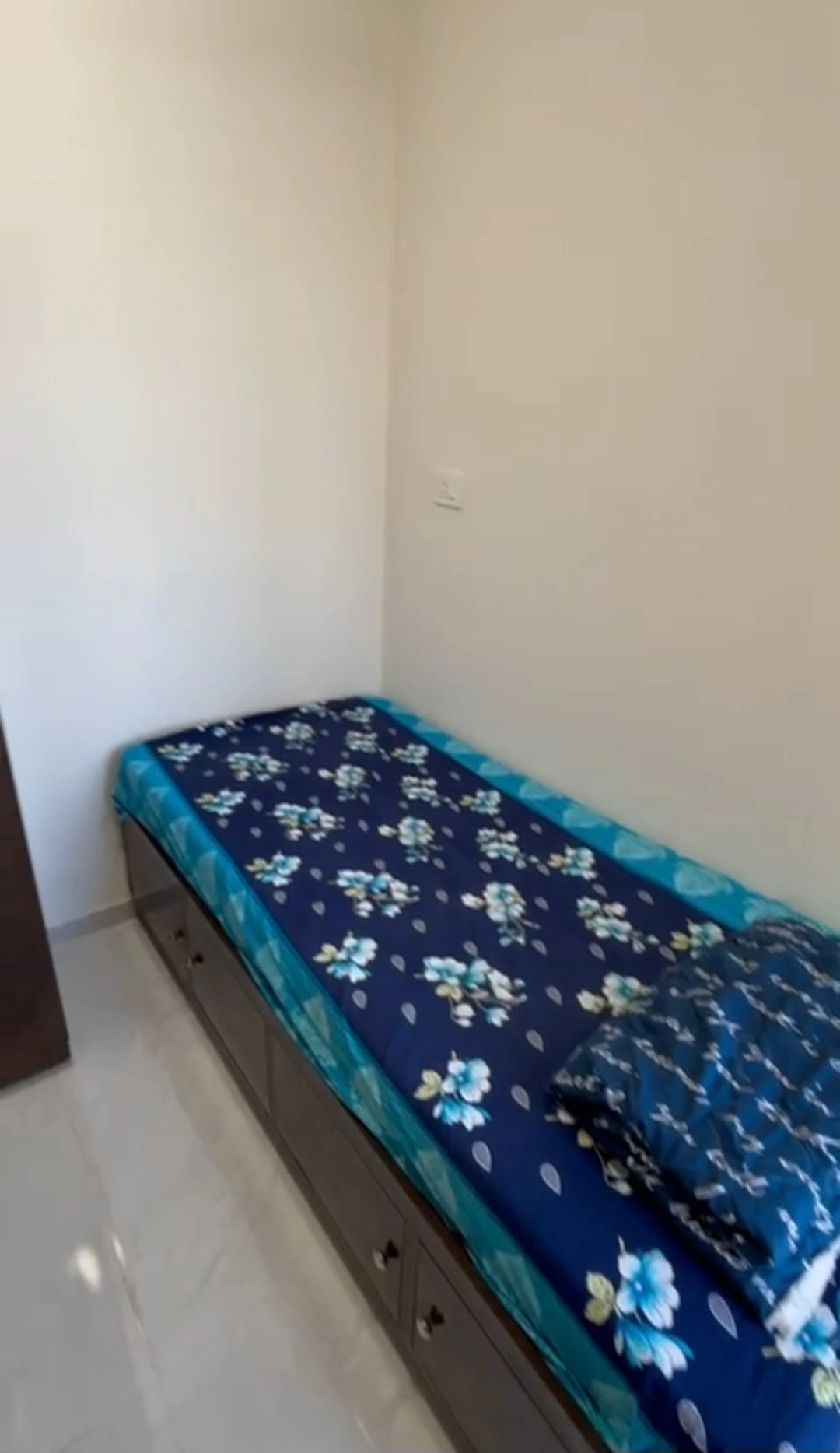 Single Room Boys only Flat for PG in Bharat Arize Tower, Goregaon West