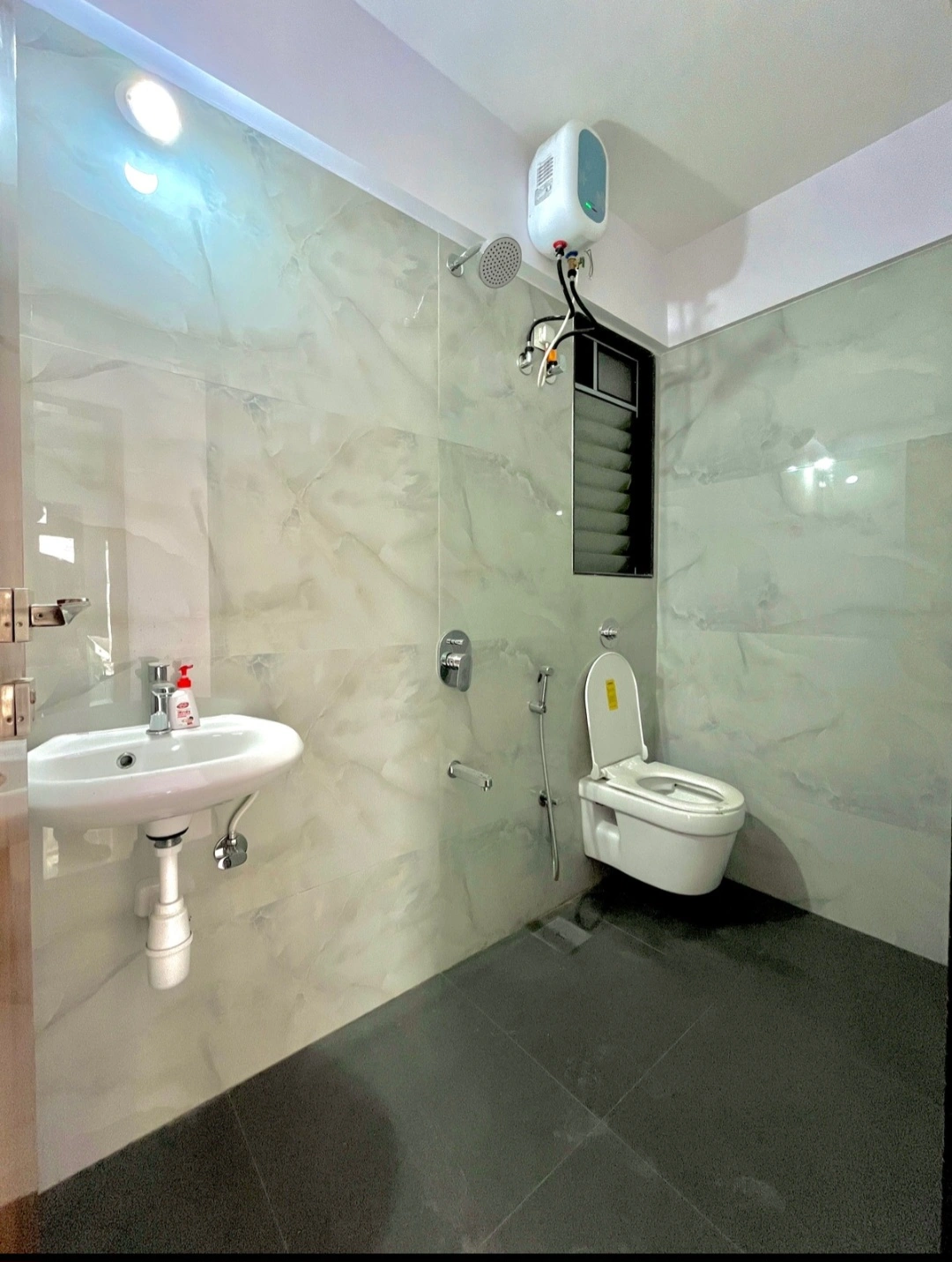 2 BHK Flat for Rent in Navrang Navkar Tower, Goregaon West