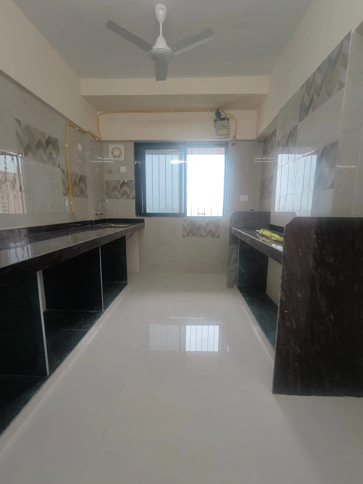 2 BHK Flat for Rent in Amit Zharana Tower, Malad West