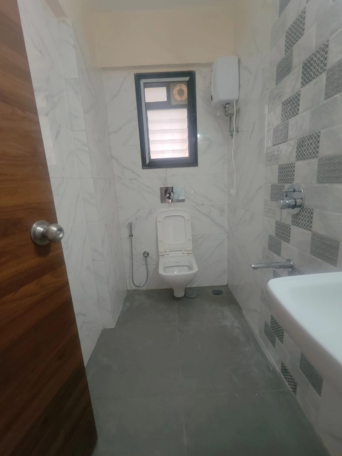 2 BHK Flat for Rent in Amit Zharana Tower, Malad West