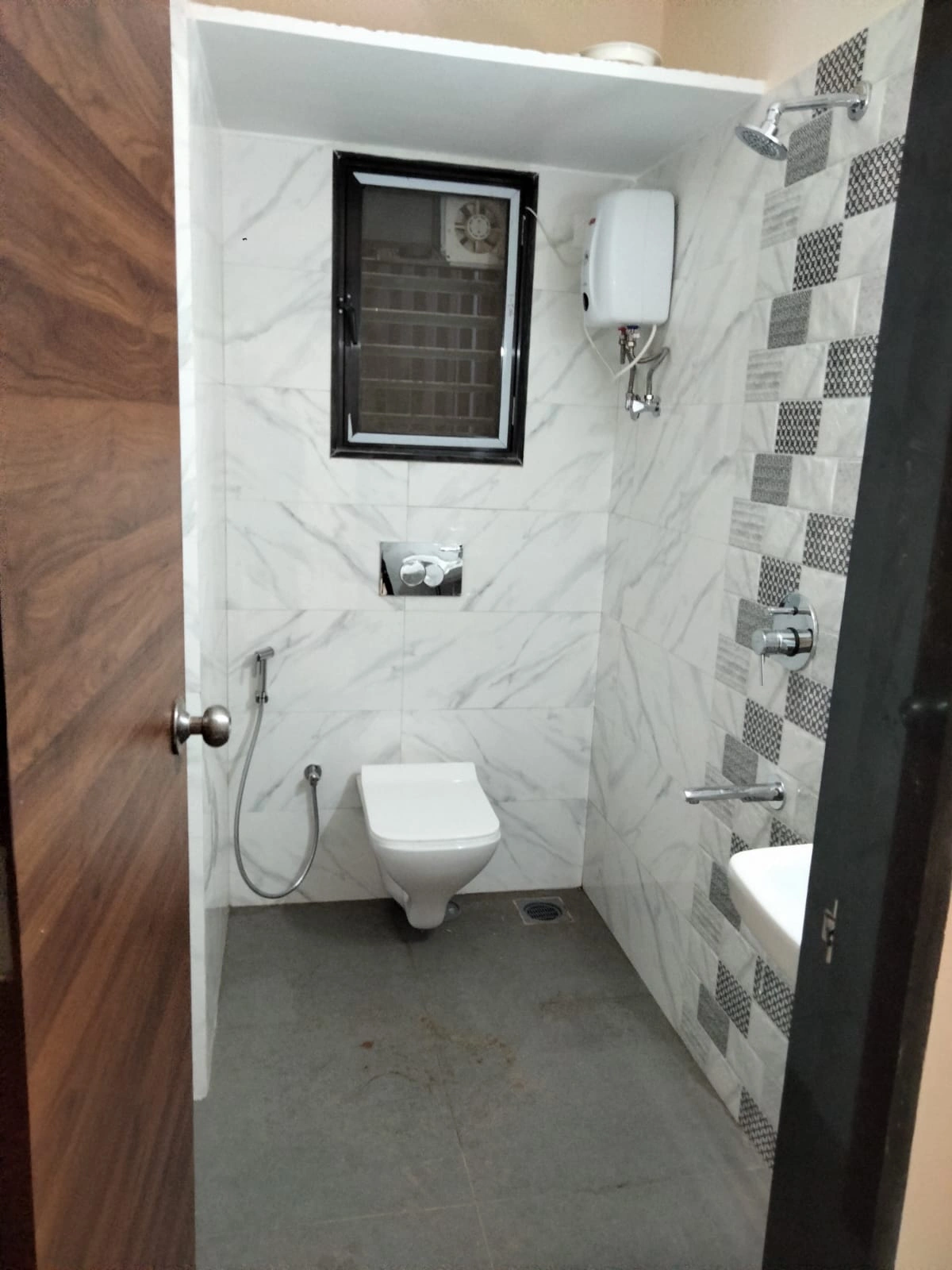 1.5 BHK Flat for Rent in Amit Zharana Tower, Malad West