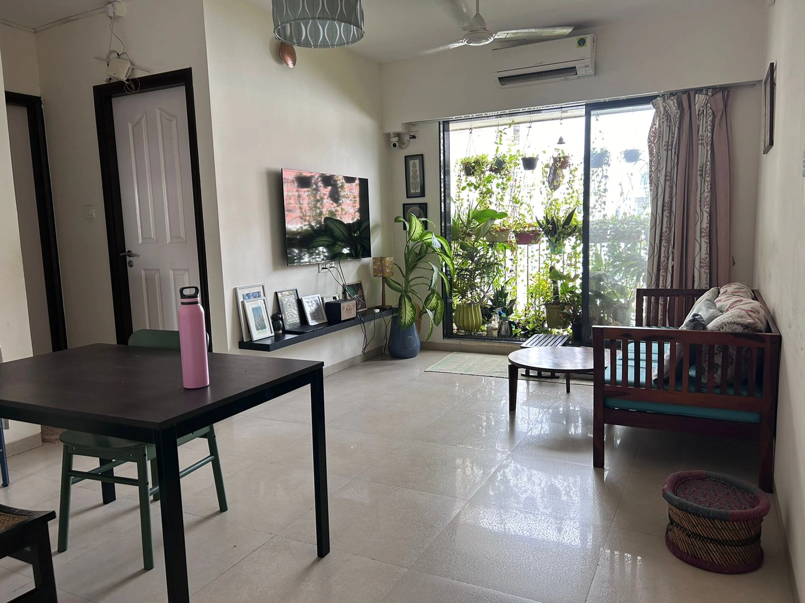 2 BHK Flat for Rent in Aspen Garden, Goregaon East