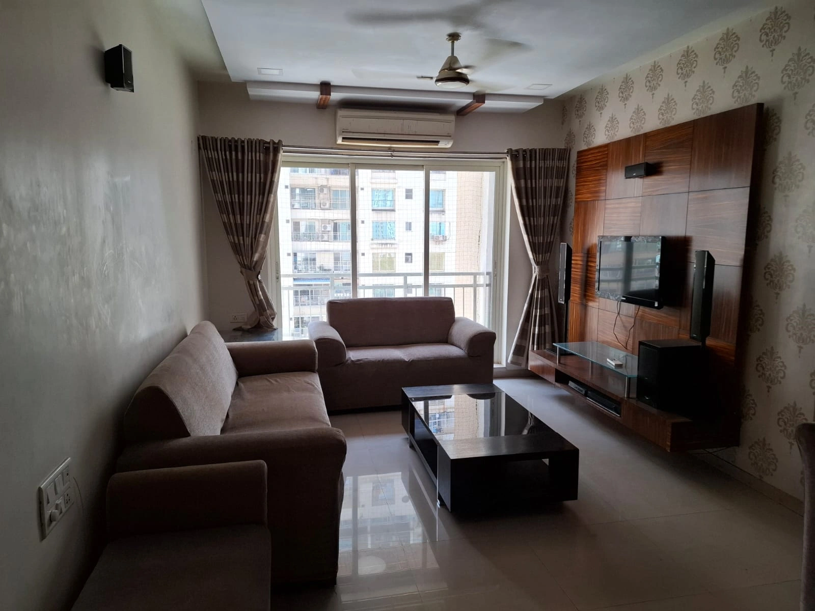 2 BHK Flat for Rent in Rustomjee Ozone, Goregaon West