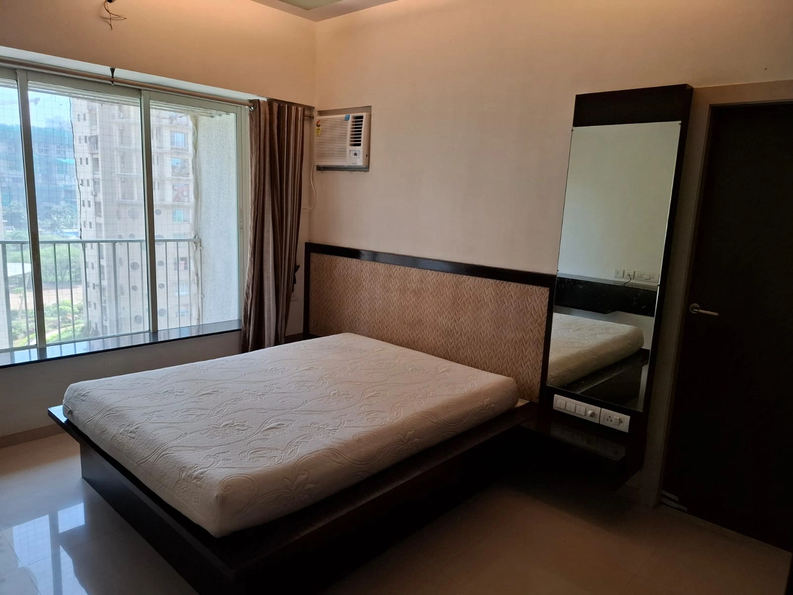 2 BHK Flat for Rent in Rustomjee Ozone, Goregaon West
