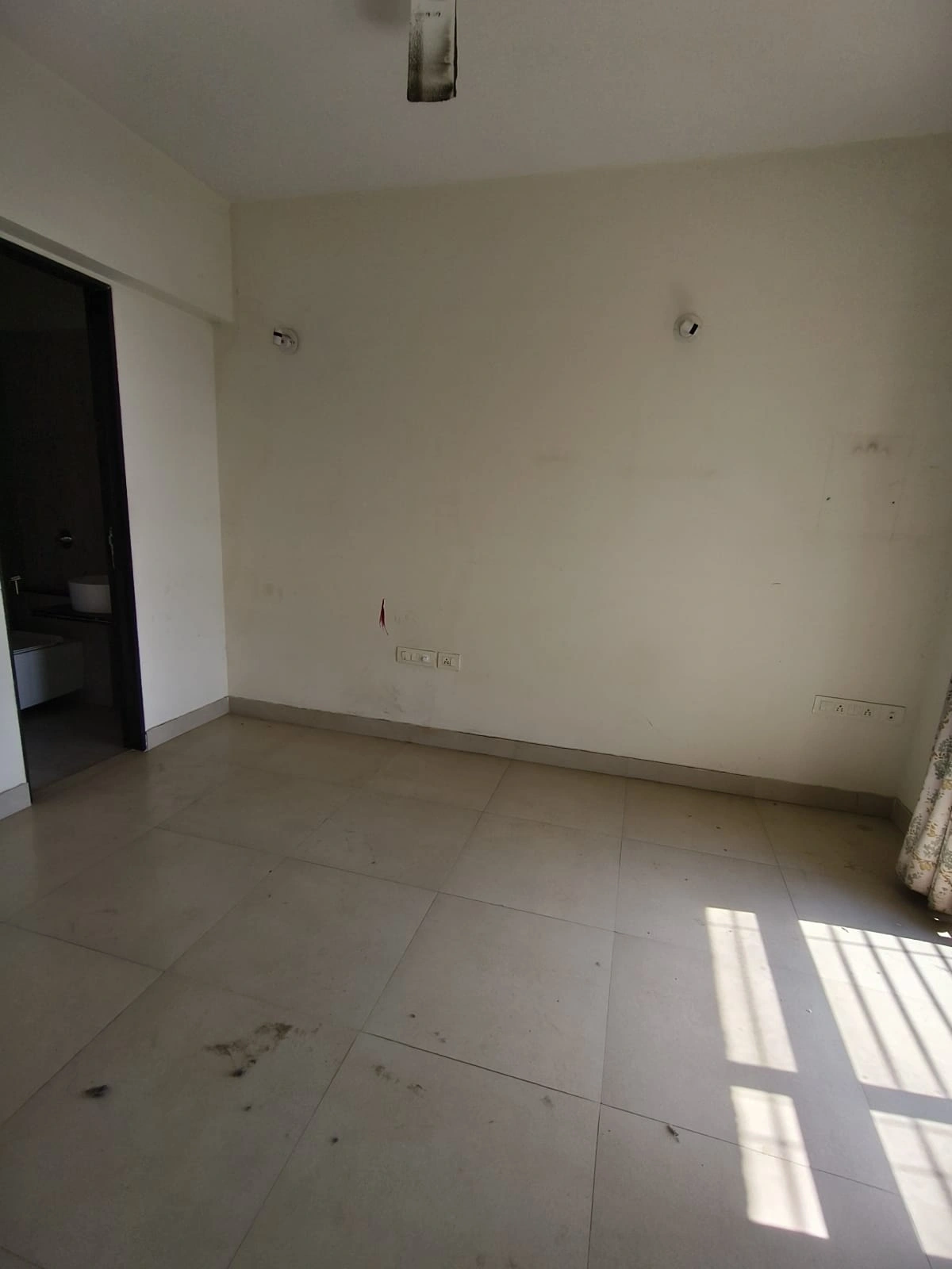 2 BHK Flat for Rent in Aspen Park, Goregaon East