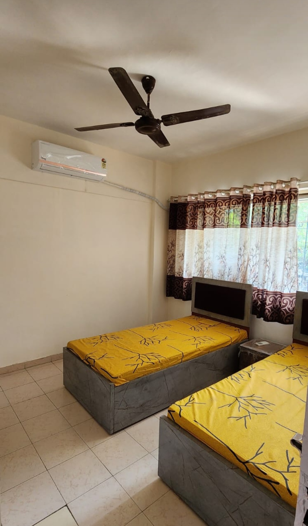 Single Room Girls only Flat for PG in Velentine Complex, Goregaon East