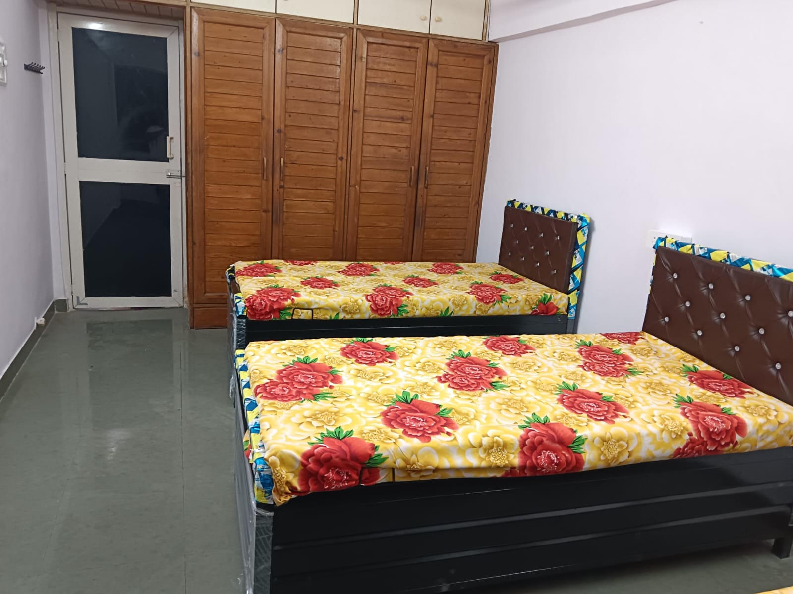 Triple Sharing Room Boys only Flat for PG in Unnat Nagar row house, Goregaon West