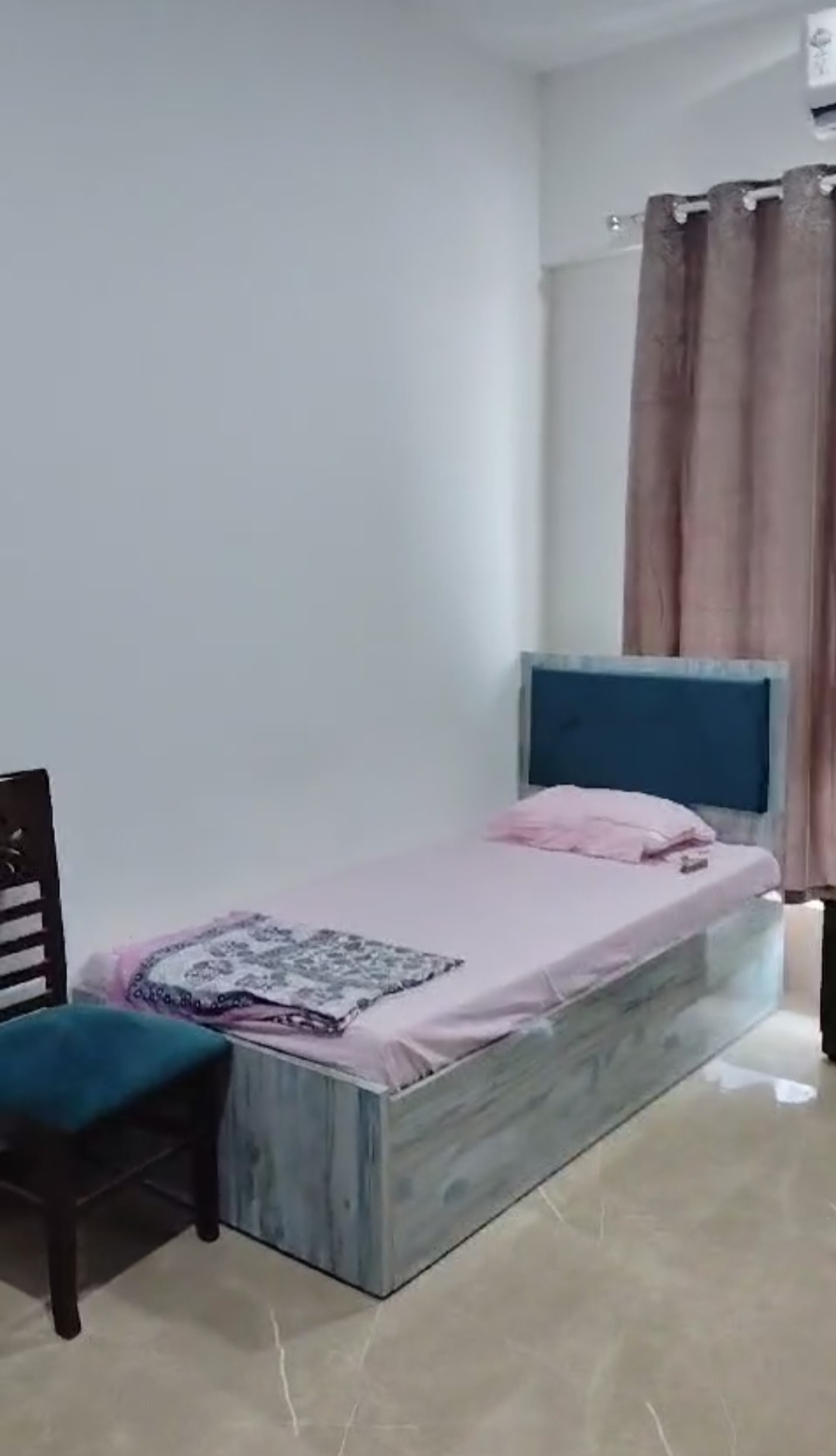 Single Room Girls only Flat for PG in omkar Signet Tower, Malad East