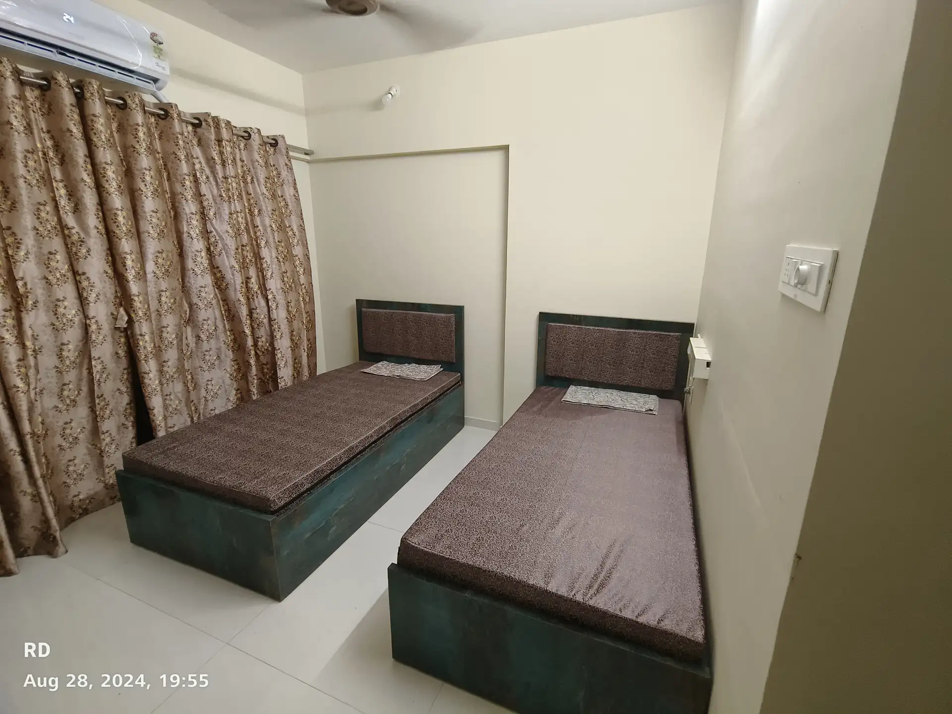 Single Room Girls only Flat for PG in Athena, Goregaon West